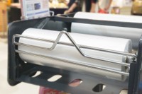 ロールをガラガラ……でも、指がすべって開けないときはないですか？　写真はイメージです（xiaosan/stock.adobe.com）