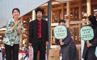 オフィス家具メーカー「オカムラ」の社員による劇団「ザ・オカムラ座」の旗揚げ公演「12人のとびだす会社員」＝大阪・関西万博