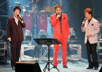 「青春歌謡BIG3スペシャルコンサート」で熱唱する（左から）舟木一夫、西郷輝彦さん、三田明＝2014年撮影
