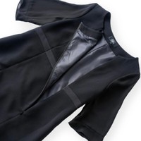 しまむらの喪服の一例。大きいサイズ向け商品「レディース　フォーマルスーツ」のワンピースは前開きファスナーを採用（しまむらのオンラインストアから）