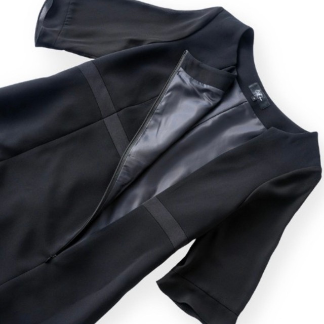 しまむらの喪服の一例。大きいサイズ向け商品「レディース　フォーマルスーツ」のワンピースは前開きファスナーを採用（しまむらのオンラインストアから）