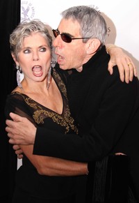 猛烈な勢いで妻に抱きつき口づけするリチャード・ベイザー氏