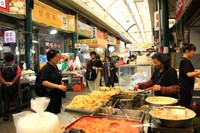 トッポッキや天ぷらの露店も！食べ歩きを楽しんで。