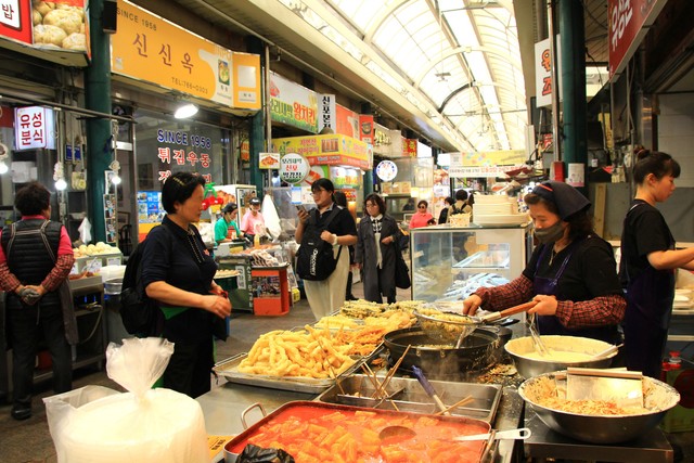 トッポッキや天ぷらの露店も！食べ歩きを楽しんで。