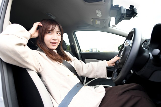 運転に自信がない20歳の女性※画像はイメージです（koumaru/stock.adobe.com/）
