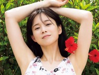 『真田まことファースト写真集 スペルバウンド』（撮影：野澤亘伸）