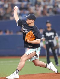 始球式を務めたRIZINファイター YA-MAN＝京セラドーム大阪