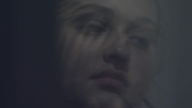 「ろうになりたい」と望むコーダのナイラ（@TEMJIN/RITORNELLO FILMS）