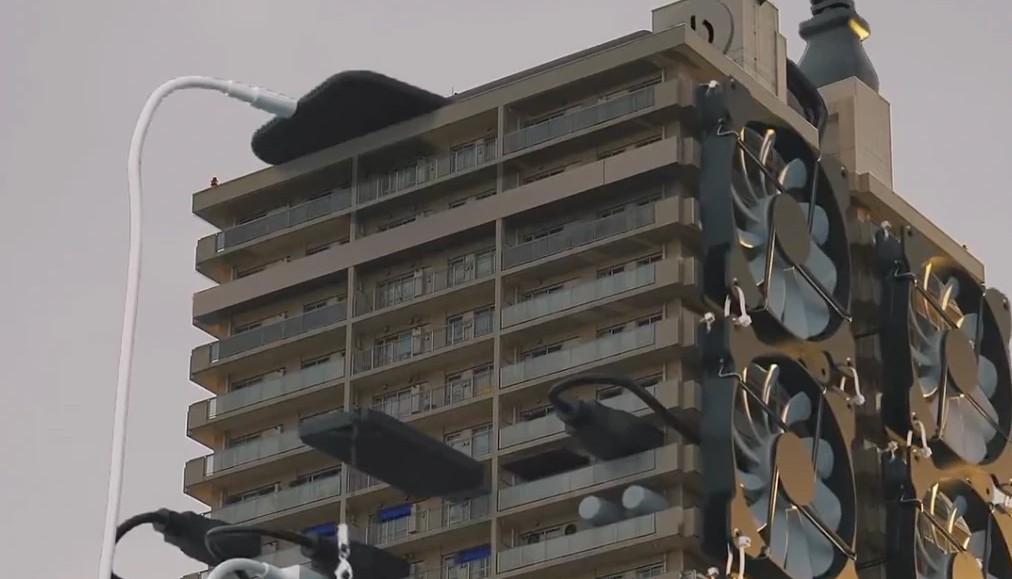 PCになったタワーマンション、崩れ落ちる道路…日常風景が突然、変貌!映像作品がすごい|まいどなニュース