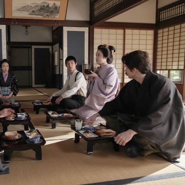 書生の正木と丈（杉田雷麟）、女中のクマ（夏目透羽）も含め、7人の大所帯となったヘブン邸の朝餉　(C)NHK