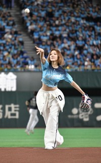 スラリと美しいフォームで投げるHearts2Heartsのジウ＝東京ドーム