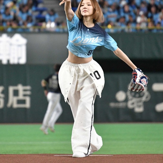 スラリと美しいフォームで投げるHearts2Heartsのジウ＝東京ドーム