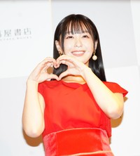 会見に登場した髙野真央