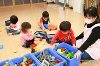 スタッフに見守られながら遊ぶ子どもたち（提供・コロナ禍前に許可を得て撮影したものです）