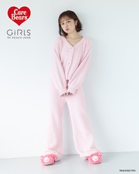 「ケアベアふわもこカーデセットアップ」を着用したなえなの