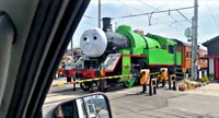 踏切を通過する大井川鉄道のきかんしゃパーシー号（動画提供：茶農家佐京園13代目 佐京裕一郎さん）