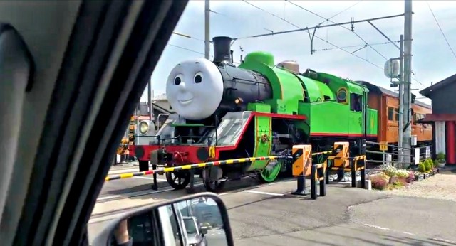 踏切を通過する大井川鉄道のきかんしゃパーシー号（動画提供：茶農家佐京園13代目 佐京裕一郎さん）