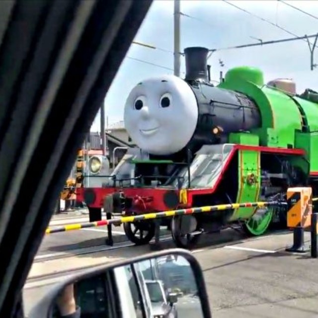 踏切を通過する大井川鉄道のきかんしゃパーシー号（動画提供：茶農家佐京園13代目 佐京裕一郎さん）
