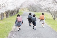 入学式イメージ　走る1年生（Zoey106/stock.adobe.com）※画像はイメージです