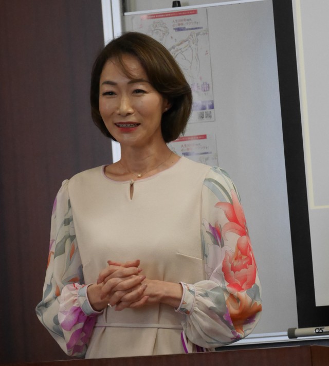 公演への意気込みを語る奥野史子氏＝都内