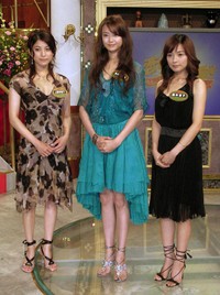 制作発表に臨んだ（左から）上原多香子、観月ありさ、国仲涼子＝2005年