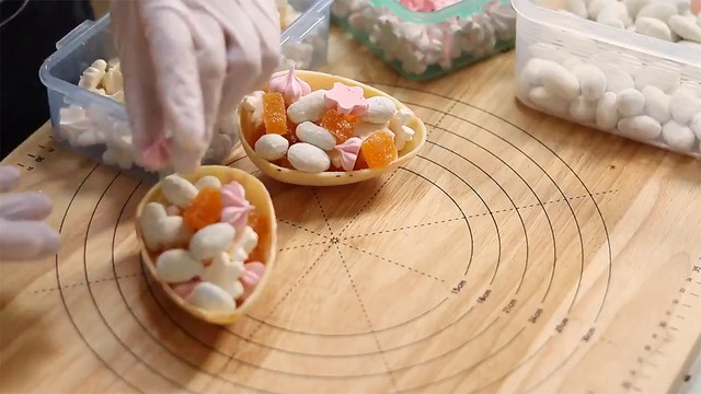 卵の中には小さなお菓子がぎっしり（画像提供／ネコノメさん）