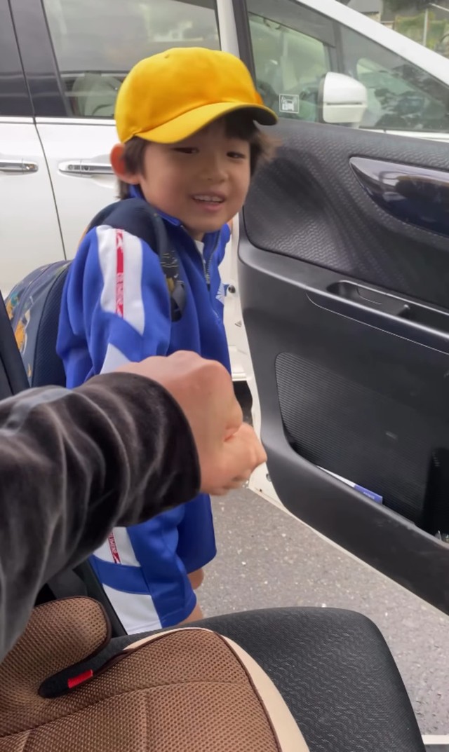 少し照れくさそうにグータッチする、ようた君／投稿主さん提供