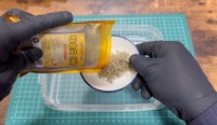 醤油皿に砂金砂を入れていく／YouTubeチャンネル「ゴールドハンタービンゴ」（@金塊ビンゴ）提供