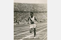 第11回オリンピック・ベルリン大会第9日、陸上最終日のマラソン競技、1位でゴールテープを切る孫基禎選手。2時間29分19秒は当時の五輪記録。朝鮮は日本統治時代で、日本代表として出場した＝1936年8月9日、ドイツ・ベルリンのライヒスシュポルトフェルト（帝国スポーツ広場）オリンピアシュタディオン