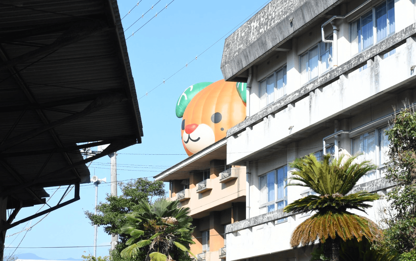 進撃のみきゃん！？建物の上から養生で驚き（画像提供：もふもふ愛媛さん）