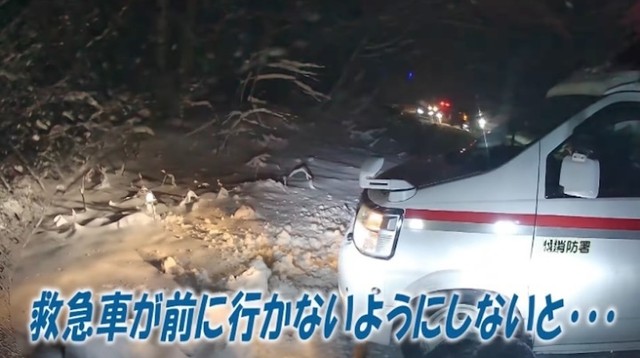 救急車が前方の雪山にはまらないように注意して……（動画からキャプチャー／提供：YouTubeチャンネル『DRIFT TEAM VOLTAGE』より）