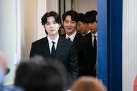 米ホワイトハウスの会見室に入るBTSのメンバー