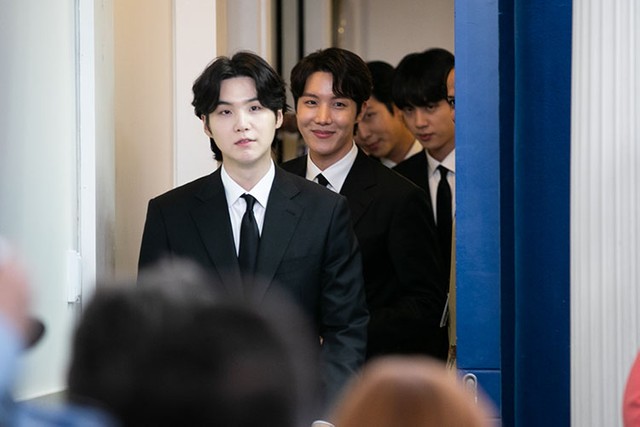 米ホワイトハウスの会見室に入るBTSのメンバー