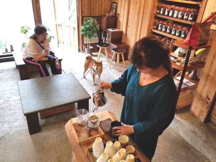 試飲用のコーヒーを入れる桝谷さん(桝谷さん提供)