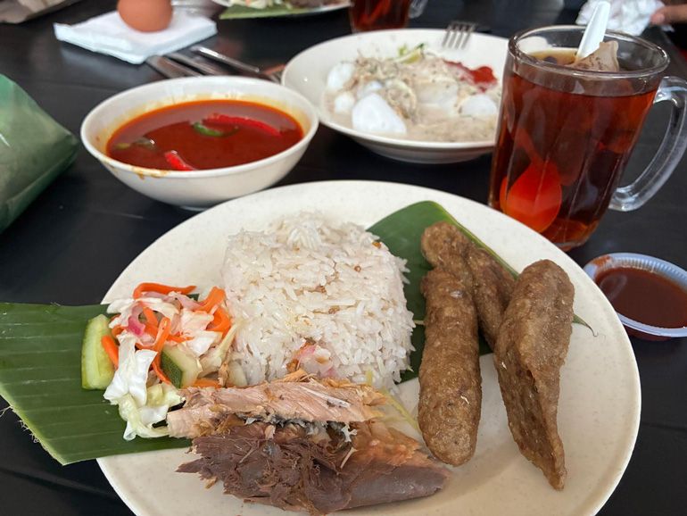 食堂で食べた朝食。トレンガヌ州の名物ナシダガン。もちもちとしたお米につけあわせの魚。カレーをかけていただく