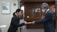 高松市議会事務局の担当者に要望書を渡す市民オンブズ香川の太田代表