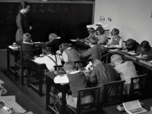 朝早く、帰りも遅い。残業代は出ない。教員になって、違和感が少しずつ膨れていった