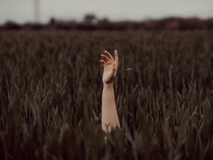 「私何してるんだろう」仲間はずれにされないために、毒舌キャラになった