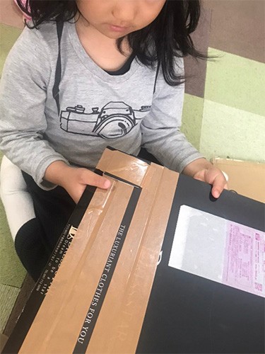 Oさんの５歳の長女が専務君のためお手伝い（Oさん提供）