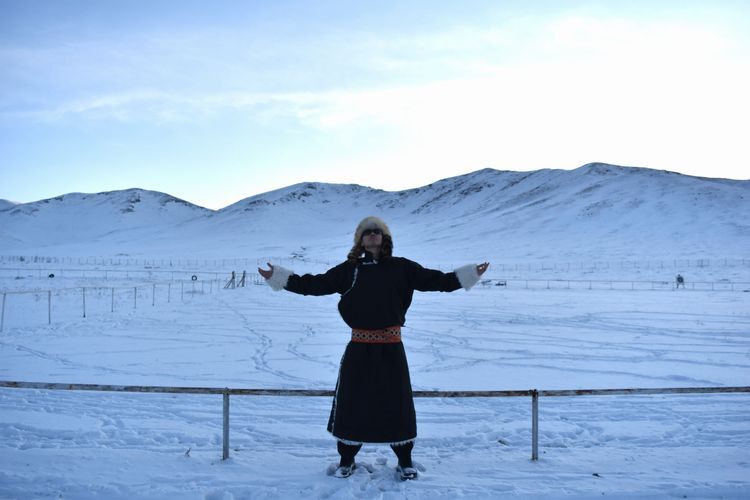 民族衣装を着て空を仰ぐモンゴルのラッパー、ThunderZ