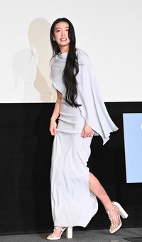 舞台あいさつを終え降壇するKoki,=2025年撮影