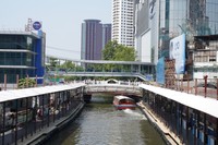 バンコク市民の足として活用されているセーンセープ運河を渡る船