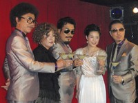 デュエットベストアルバムのリリース記念パーティーに参加した（左から）木梨憲武、鈴木聖美、鈴木雅之、菊池桃子、Bro.KORN (2008年)