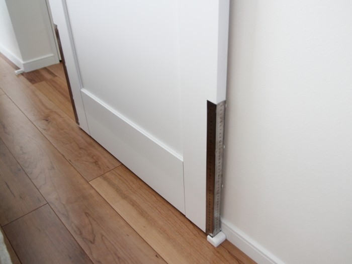 幼い福助にかまれないよう家具の角には定規を貼り付けていた