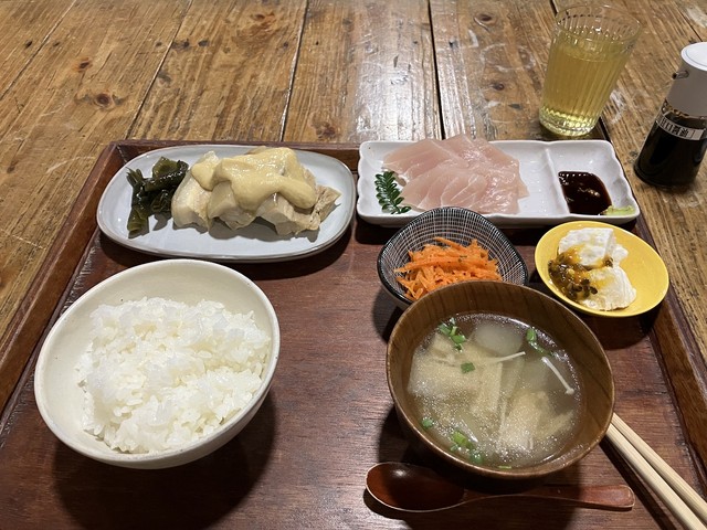 ラフテー（写真左上）を食べて、マチリへの参加を断られた…