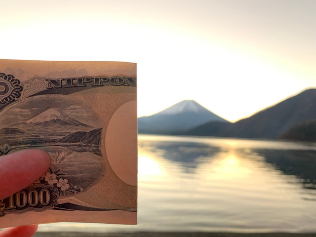 本栖湖にて。千円札に描かれた富士山と本物の富士山とのツーショット（提供：たびぼっち🏕車中泊＆キャンパーさん）