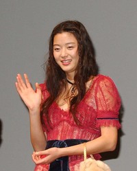 チョン・ジヒョン＝2004年11月撮影