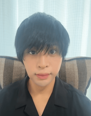 〈アフター〉整形後のとしきさん／としきさん（@atarashiifuku）提供