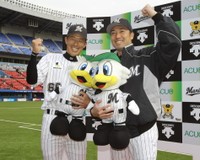 現役時代の渡辺俊介氏（右）