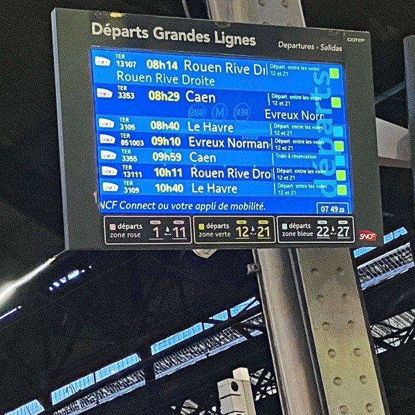 いよいよ礼拝堂へ。パリから列車に乗りカーン駅へ（画像提供：タカハシヤスコさん）